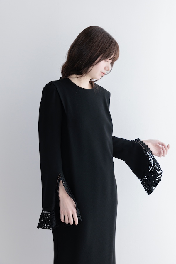 Mame Kurogouchi(3泊4日) Embroidered Cuffs Crew Neck Dress 1 / June Mame Kurogouchi(3泊4日) Embroidered Cuffs Crew Neck Dress 1 / June